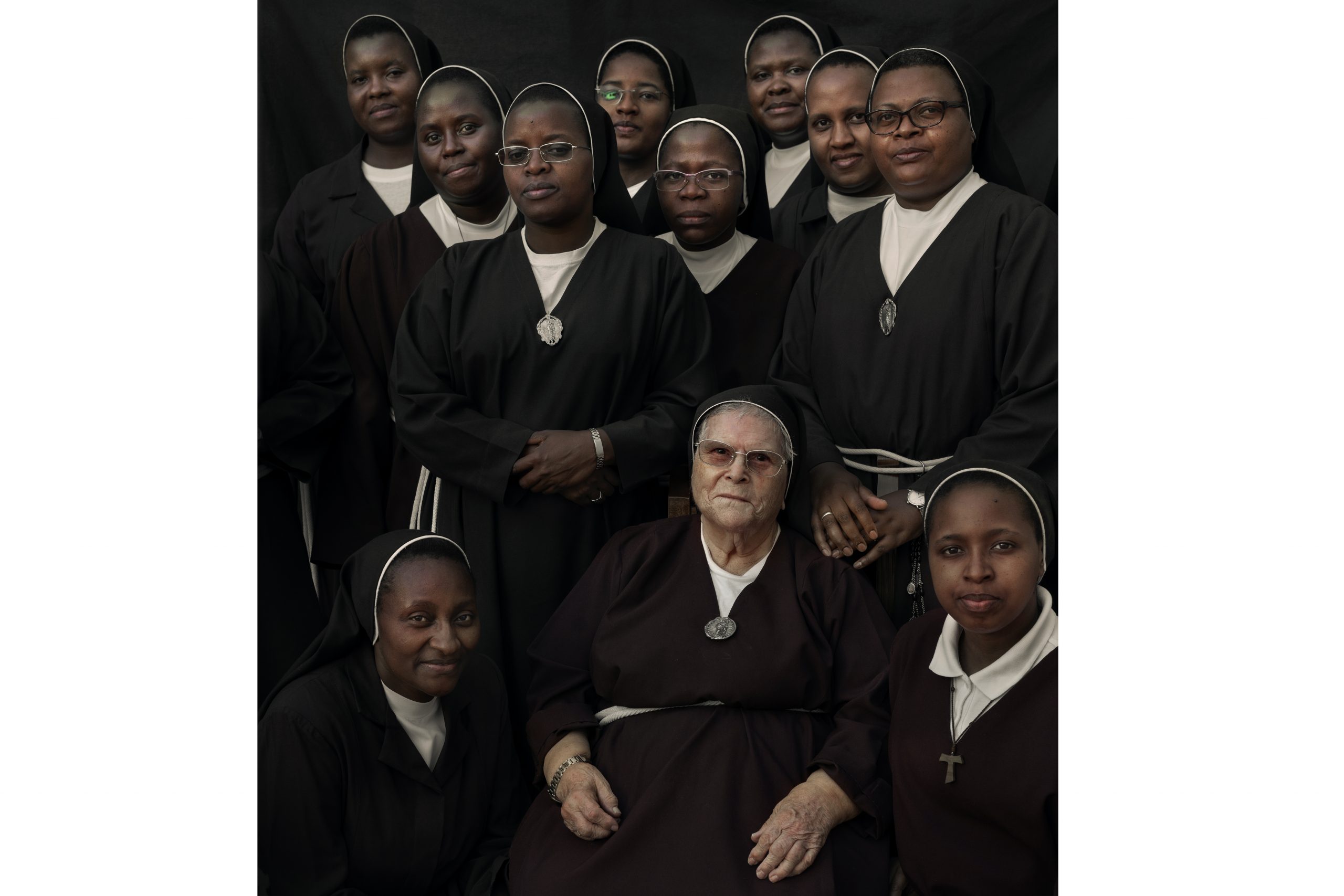 Monjas de la orden de las Clarisas Pobres descansan después del almuerzo en la sala común del convento de las Clarisas Pobres en Carmona, al sur de España, el 31 de enero de 2023. Foto: Laura León